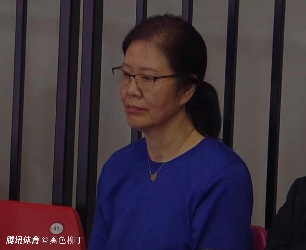 拿刷子刷美国女孩的脚底板心