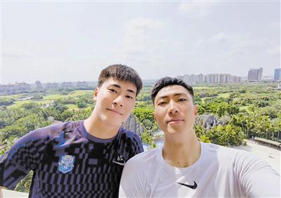 美女被扒掉胸揉大乳挤奶