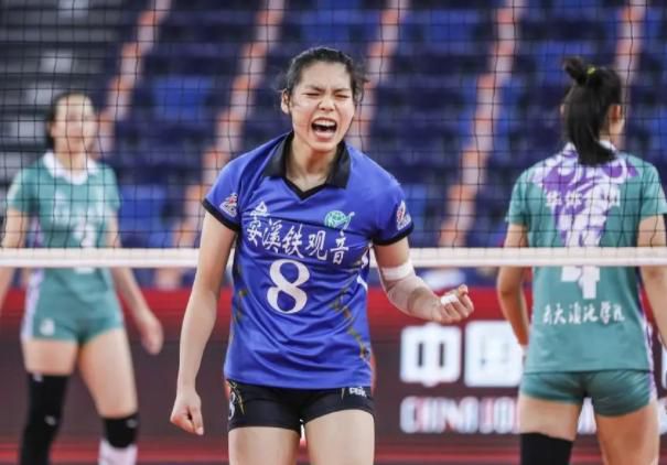 白丝女班长脱了内裤露出打屁屁